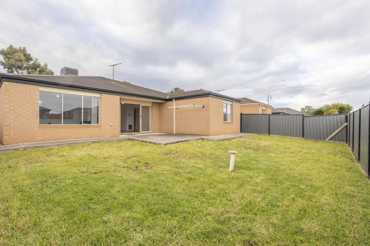 Relaxing Family Home In The Heart Of Tarneit Exterior photo